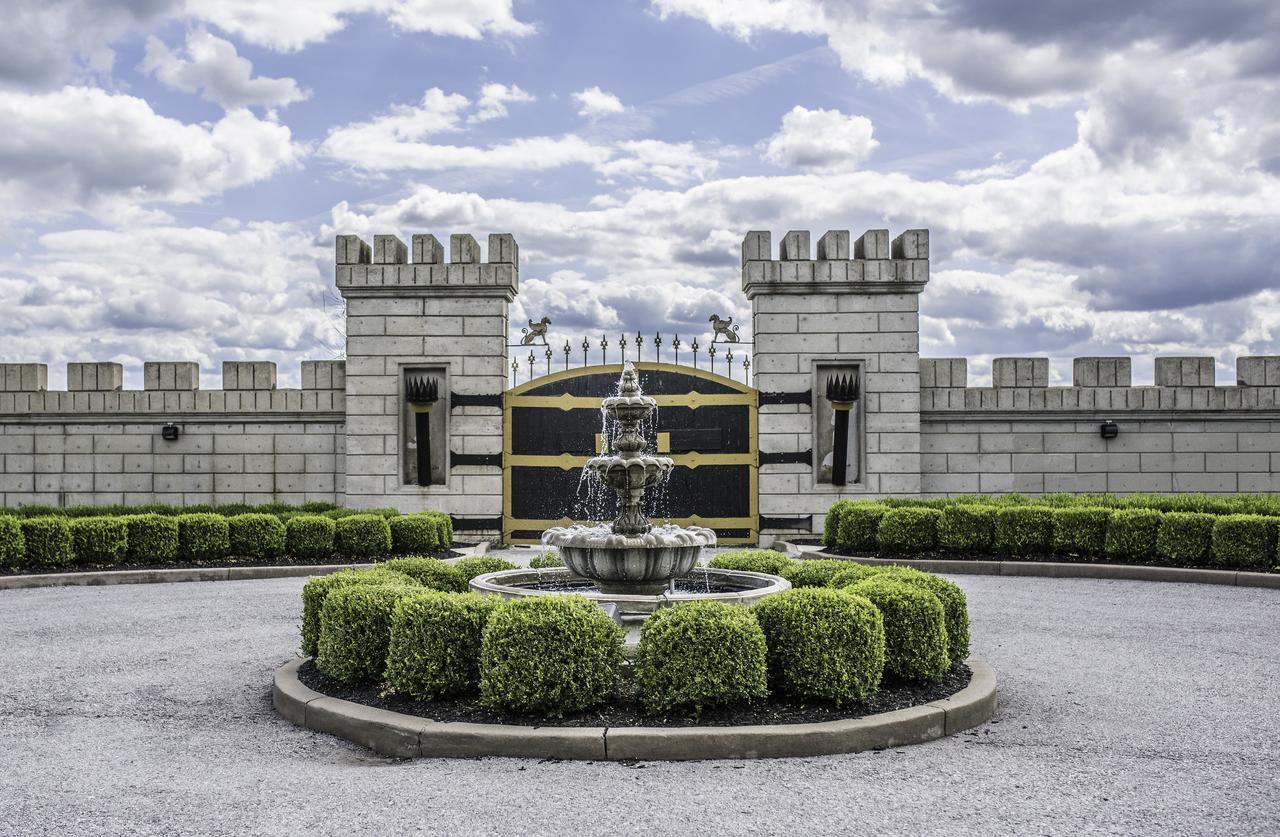 Kentucky Castle Hotel Versailles Exterior photo
